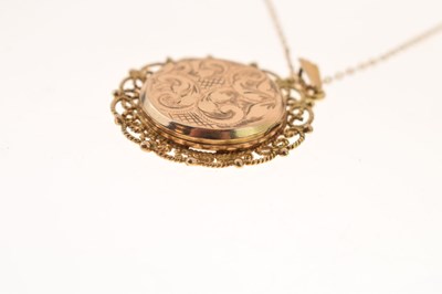 Lot 113 - 9ct gold circular locket