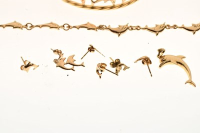 Lot 28 - Assorted yellow metal dolphin motif jewellery