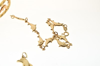 Lot 28 - Assorted yellow metal dolphin motif jewellery