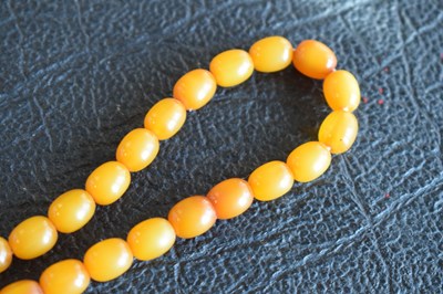 Lot 192 - Amber bead necklace