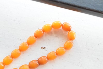 Lot 192 - Amber bead necklace