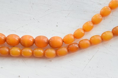 Lot 192 - Amber bead necklace