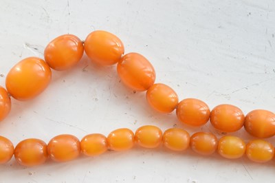 Lot 192 - Amber bead necklace