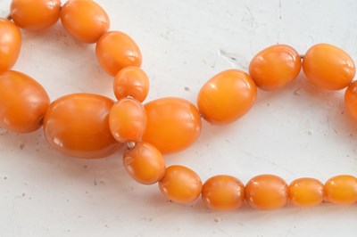 Lot 192 - Amber bead necklace