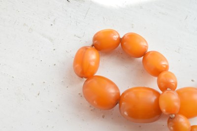 Lot 192 - Amber bead necklace