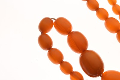 Lot 192 - Amber bead necklace