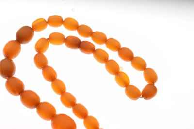 Lot 192 - Amber bead necklace