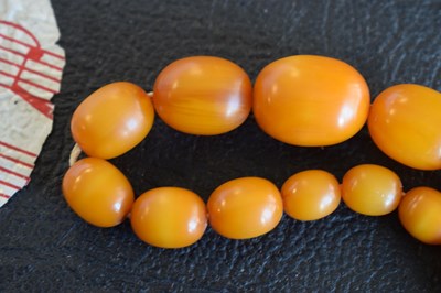 Lot 192 - Amber bead necklace