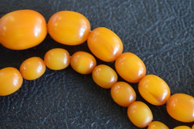 Lot 192 - Amber bead necklace