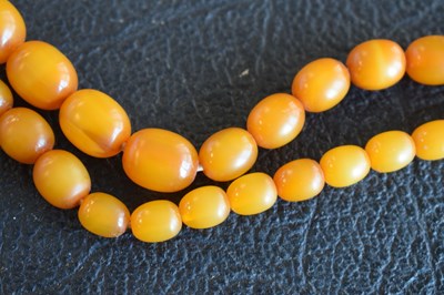 Lot 192 - Amber bead necklace