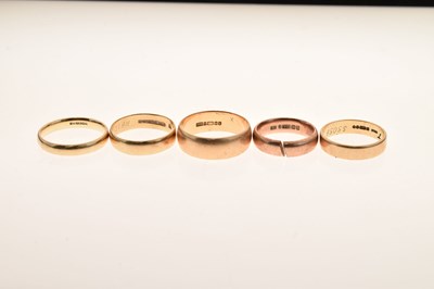 Lot 81 - Five 9ct gold wedding bands