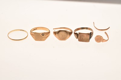 Lot 77 - Two 9ct gold signet rings