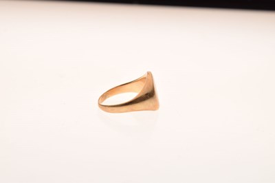 Lot 28 - 9ct gold signet ring