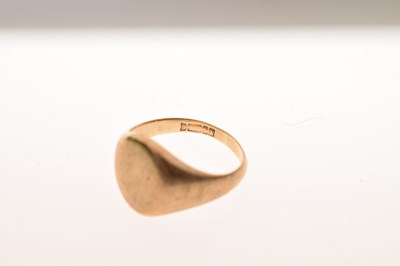 Lot 28 - 9ct gold signet ring