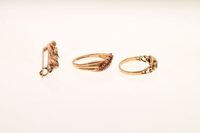Lot 39 - 9ct gold ring set three garnet-coloured stones