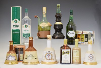 Lot 346 - Mixed selection of sprits and liquors to include a bottle of Cointreau, Bells whisky, etc