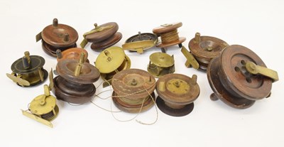 Lot 399 - Quantity of vintage fishing reels and small wickers basket