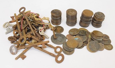 Lot 308 - Small quantity of GB copper coinage and a small quantity of vintage keys