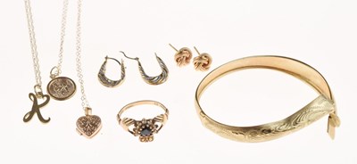 Lot 77 - Small group of jewellery including a 9ct gold Claddagh ring