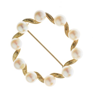 Lot 41 - 9ct gold cultured pearl wreath brooch