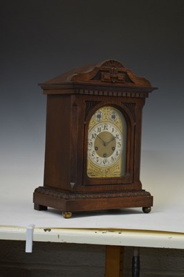 Lot 735 - Junghans - Early 20th century German oak-cased chiming mantel or bracket clock