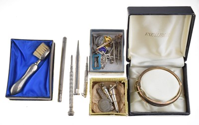 Lot 142 - Quantity of silver brooches, etc