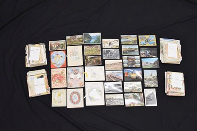 Lot 295 - Quantity of 20th century postcards, to include a small selection of World War One postcards, etc