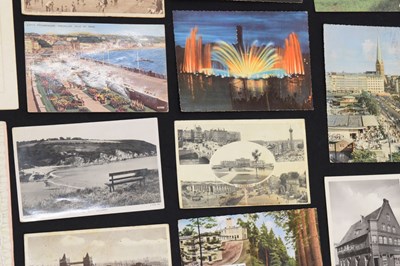 Lot 295 - Quantity of 20th century postcards, to include a small selection of World War One postcards, etc