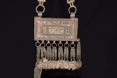 Lot 67 - Omani white metal Hirz or Koran amulet box necklace