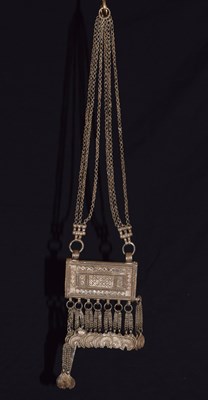 Lot 67 - Omani white metal Hirz or Koran amulet box necklace