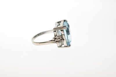 Lot 26 - Aquamarine and diamond 18ct white gold ring