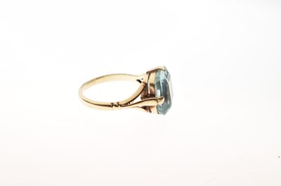 Lot 27 - Aquamarine single stone  ring