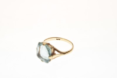 Lot 27 - Aquamarine single stone  ring