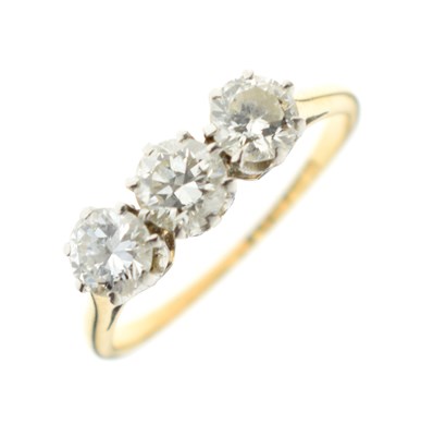 Lot 14 - Three-stone diamond ring