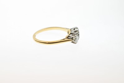 Lot 14 - Three-stone diamond ring