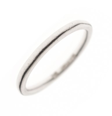 Lot 38 - Platinum wedding ring