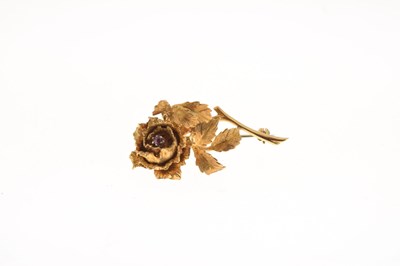 Lot 45 - 18ct gold brooch in the form of a flower