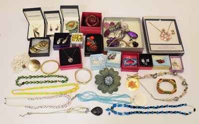 Lot 103 - Quantity of silver and costume jewellery