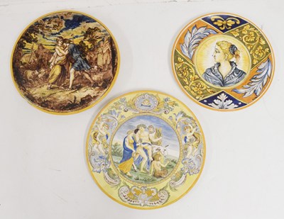 Lot 293 - Three maiolica chargers