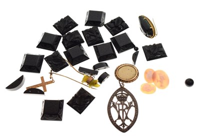 Lot 72 - Group of jewellery including 9ct gold cross pendant, agate, shell cameos etc
