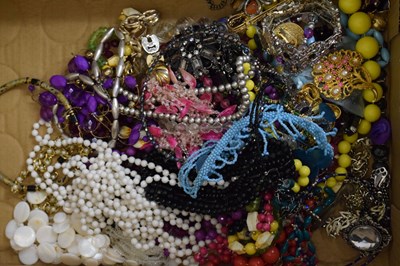 Lot 100 - Quantity of costume jewellery