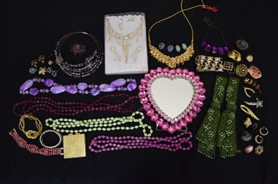 Lot 100 - Quantity of costume jewellery