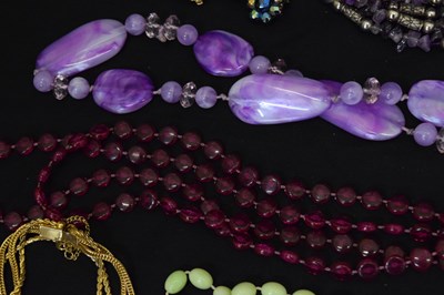Lot 100 - Quantity of costume jewellery