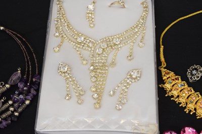 Lot 100 - Quantity of costume jewellery