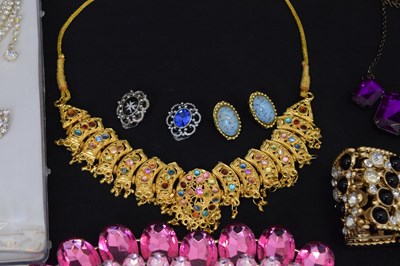 Lot 100 - Quantity of costume jewellery