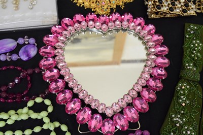Lot 100 - Quantity of costume jewellery