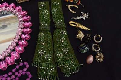 Lot 100 - Quantity of costume jewellery