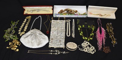 Lot 101 - Quantity of costume jewellery