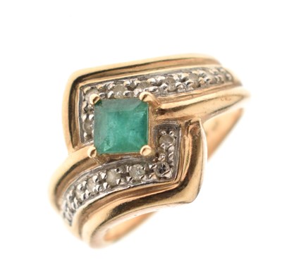 Lot 12 - 9ct gold dress ring set single square cut emerald