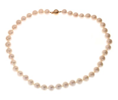 Lot 94 - String of cultured freshwater pearls